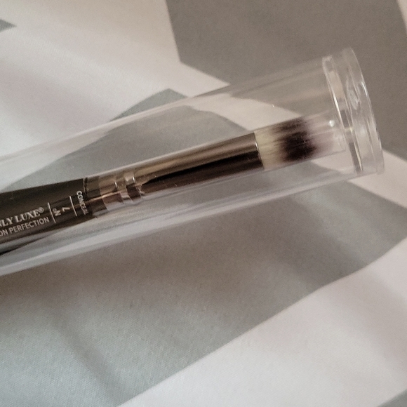 IT COSMETICS | HEAVENLY LUXE COMPLEXION PERFECTION NO. 7 BRUSH - Picture 4 of 6